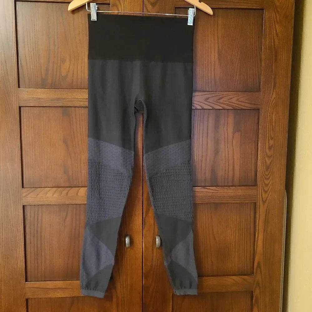 SPANX Look at Me Now Seamless Moto Legging in Very Black Size Medium